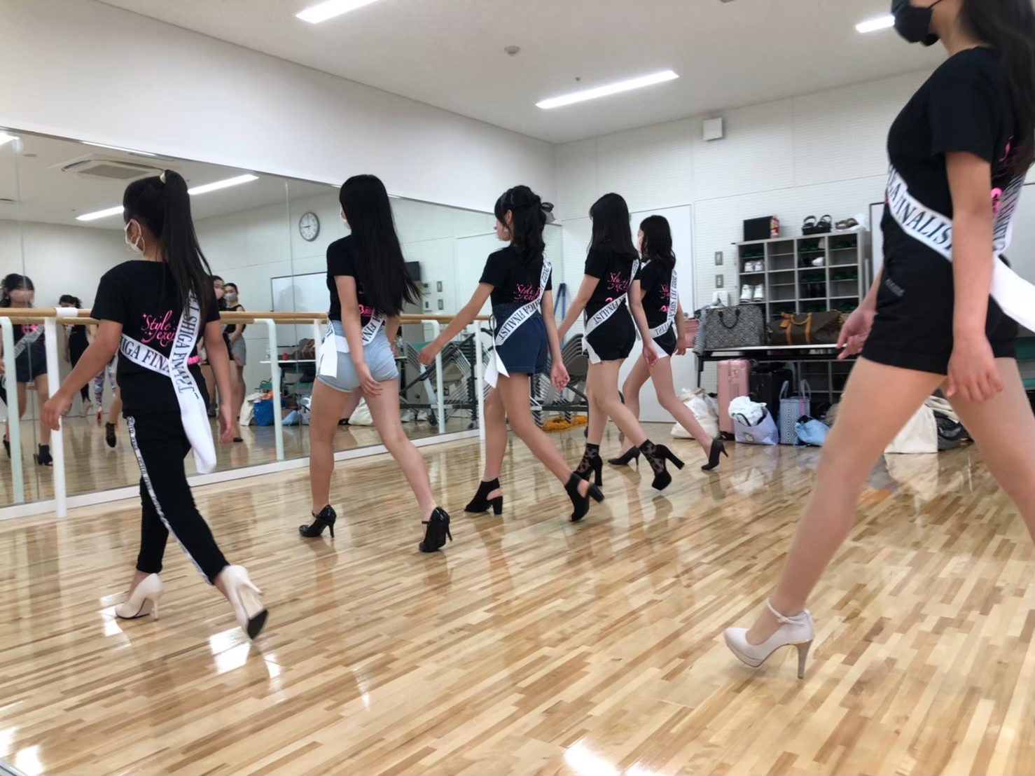 小学生くらいの子どもがジュニアモデルレッスンで笑顔で立っている様子
